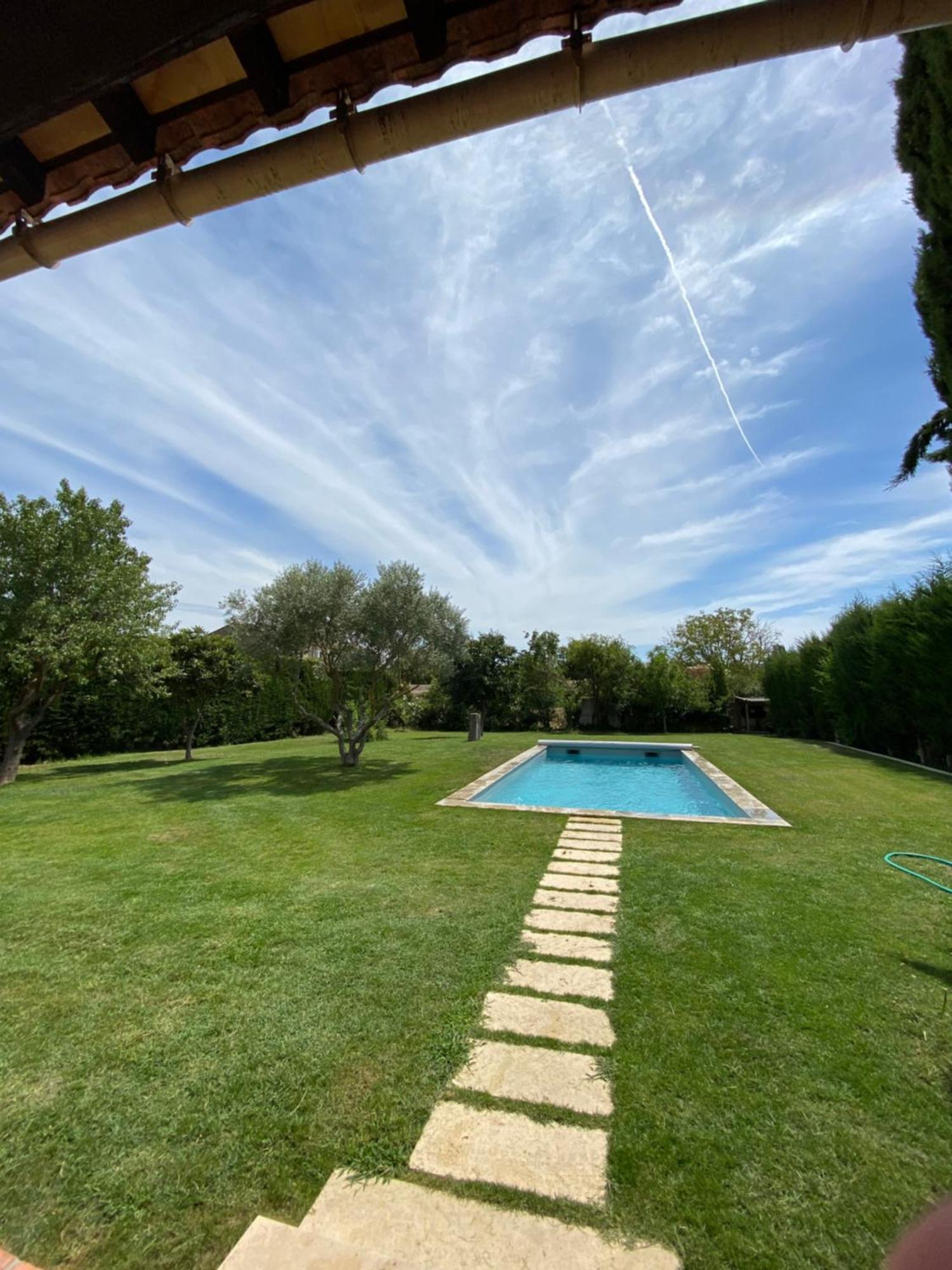 Studio En Provence Avec Piscine La Barben Exterior photo